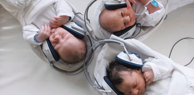 photo de bébés prématurés qui écoutent de la musique