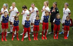 photo de l'équipe des États-Unis féminine de soccer chantant l'hymne nationale